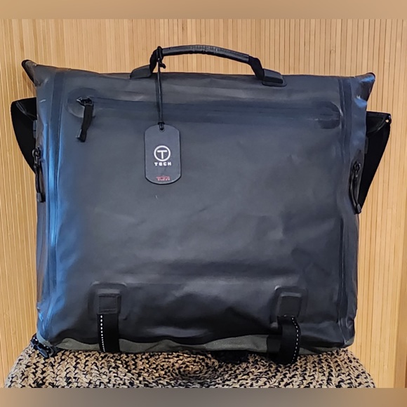 TUMI - Rare Hydro Sports Waterproof Large Messenger Shoulder Bag Black/Grey-Men - Picture 2 of 12
